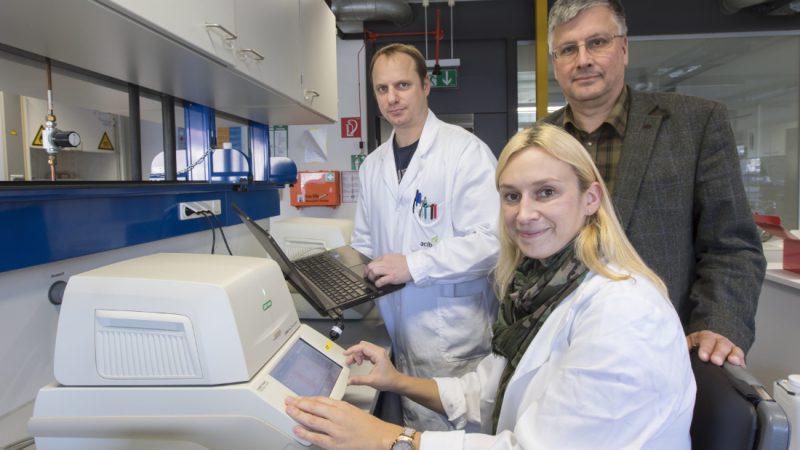 Prof. Sensen from the TU Graz and two scientists present a new technology against breast cancer (F-LU-17).