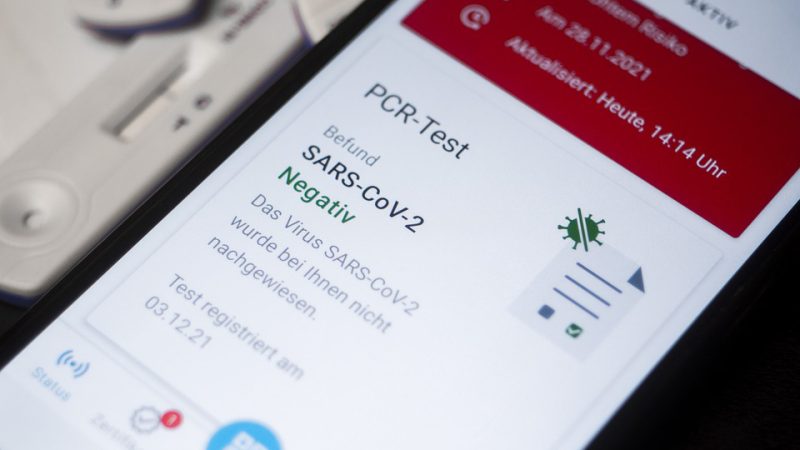 Smartphone app showing the user a negative PCR test for Corona