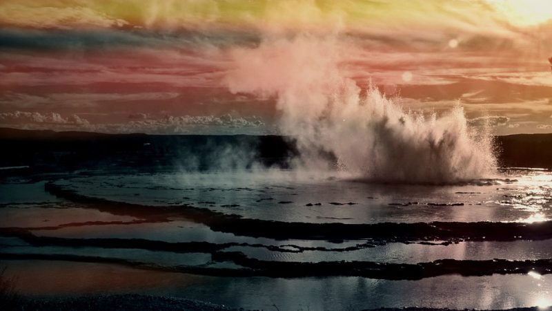 The picture shows a water fountain of a hot spring in Yellowstone National Park.